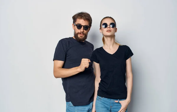 Homem e mulher vestindo camisetas pretas roupas casuais estúdio família — Fotografia de Stock