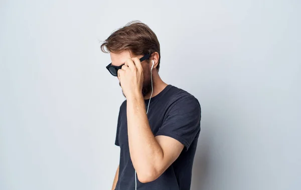 Man met een zonnebril luisteren naar muziek technologie lifestyle studio — Stockfoto