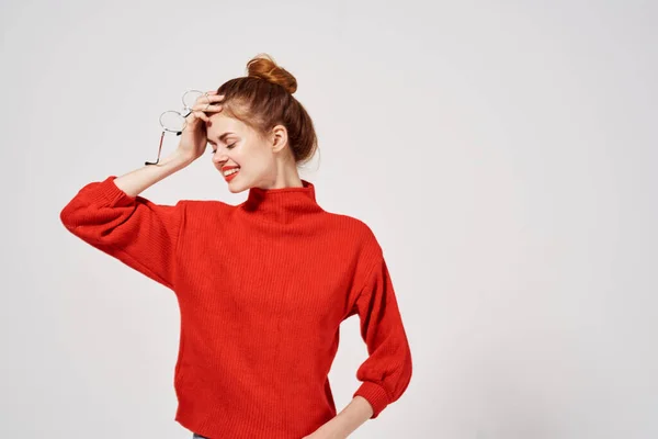 밝은 화장을 하고 빨간 스웨터를 입은 아름다운 여인의 초상화 — 스톡 사진