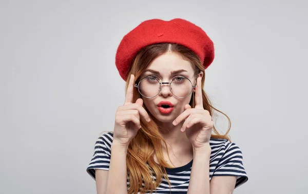 Bella donna in cappello rosso Irochka brillante trucco alla moda modello orecchini — Foto Stock