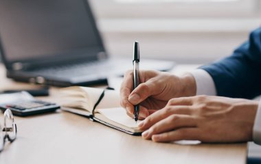 İş gözlüğü finansman belgesi dizüstü bilgisayarcı ofisi kırpılmış görünüm