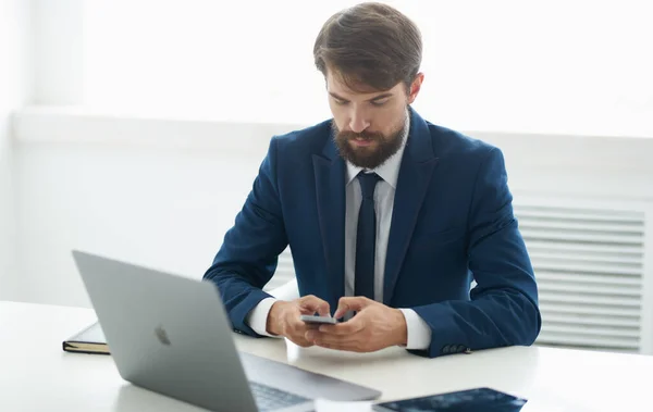 Hombre de negocios en traje clásico en la mesa en la oficina — Foto de Stock