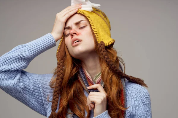 Frau mit laufender Nase Serviette in der Hand gesundheitliche Probleme Kopfschmerzen — Stockfoto
