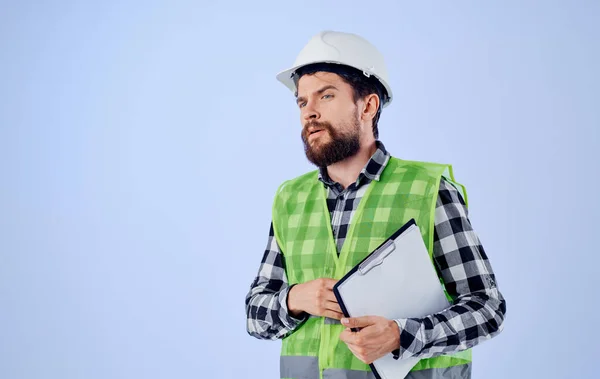 Muž v stavitel uniforma bílá helma profesionální stavební práce — Stock fotografie