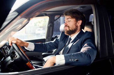 Takım elbiseli adam pencereden dışarı bakıyor. Salam takım elbise iş dünyası finans.