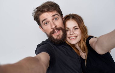 Neşeli genç çift yaşam tarzı stüdyo arkadaşlık duyguları izole edilmiş arka plan