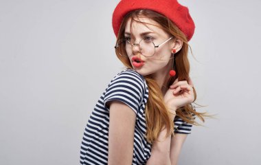 Duygusal kadın çizgili tişört makyaj gözlüğü başlığı