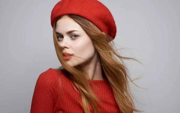 Donna attraente attraente in abito rosso e in un cappello cosmetici glamour di lusso — Foto Stock