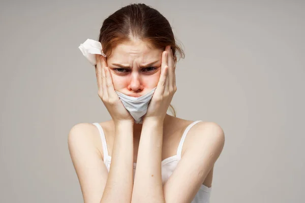 Femme froide portant un masque médical infection problèmes de santé — Photo