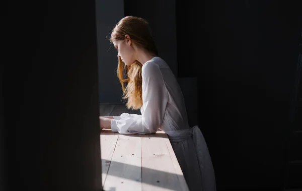 Mujer en vestido blanco cerca de ventana estudio de vacaciones —  Fotos de Stock