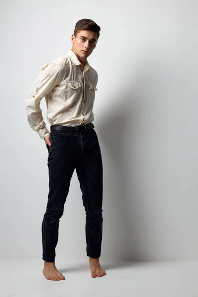 Man in shirt zwart jeans moderne stijl zelfvertrouwen aantrekkelijkheid modieuze kapsel — Stockfoto