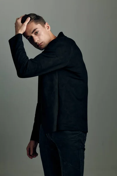 Homem bonito casaco preto posando estilo moderno — Fotografia de Stock