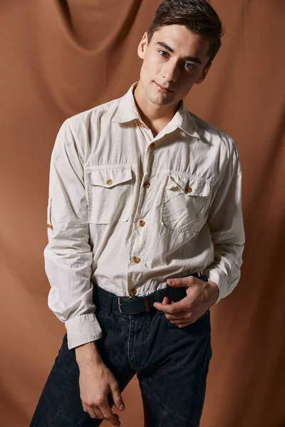 Knappe man wit shirt casual dragen zelfvertrouwen model — Stockfoto