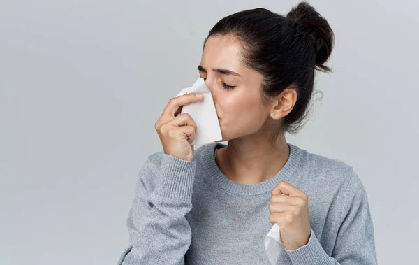 Mujer en suéter sosteniendo la servilleta cerca de la cara con secreción nasal problemas de salud vista recortada — Foto de Stock