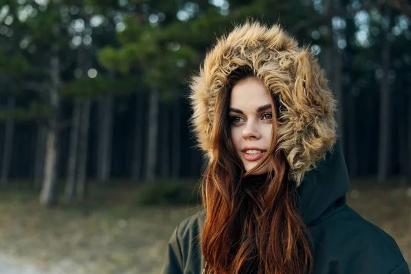 Mulher com capuz casaco atraente olhar natureza estilo de vida corte vista — Fotografia de Stock