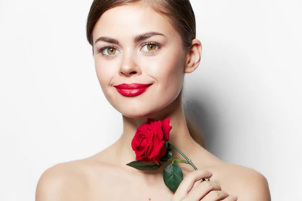 Fiatal nő meztelen vállak Tiszta bőr mosoly piros ajkak rózsa virág varázsa fény — Stock Fotó