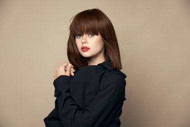 Şatafatlı bir kadın şık kıyafetler iyi bir ruh hali izole bir arka planda eğleniyor. 