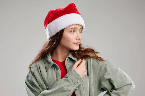 Різдвяна красива дівчинка в шапці з помпоном дивиться в бік і піджак модель футболки Новий рік — стокове фото