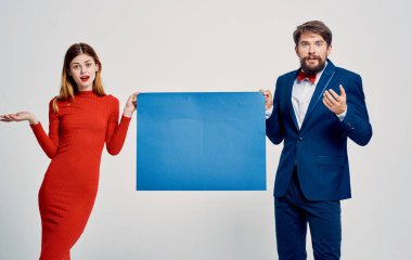 Açık arkaplan manzaralı mavi kağıtlı kadın ve erkek.