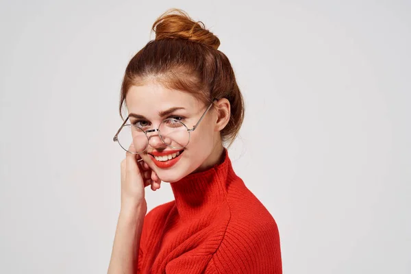 안경을 쓰고 빨간 스웨터를 입은 아름다운 여인의 사진, 밝은 배경 — 스톡 사진