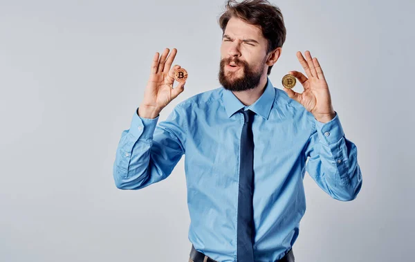 Бізнесмен в сорочці з краваткою Bitcoin криптовалюта емоції успіх — стокове фото