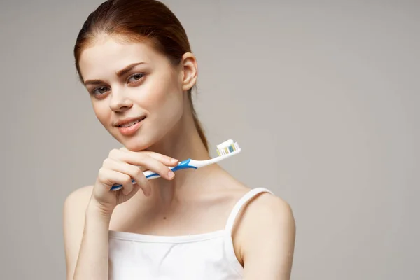 Mulher segurando uma escova de dentes com pasta em suas mãos cuidados dentários higiene close-up — Fotografia de Stock