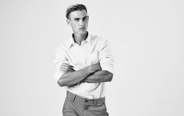 Gömlekli ve pantolonlu bir adamın portresi şaşırmış görünüyor.