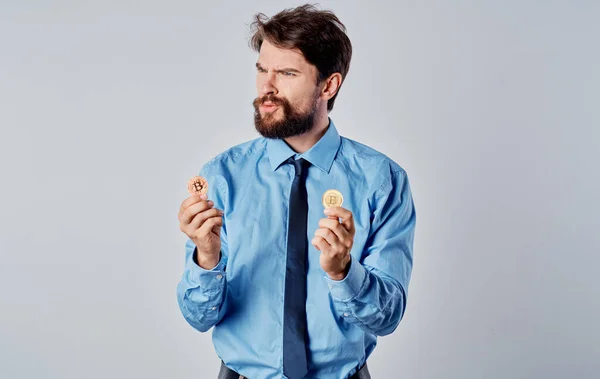 Hombre de negocios en camisa con tecnología de corbata criptomoneda economía de Internet — Foto de Stock
