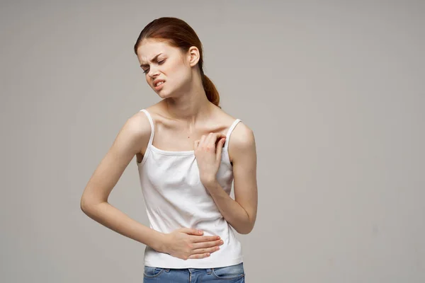 Vrouw met haar buik gezondheidsproblemen gynaecologie menstruatie geneeskunde gezondheid — Stockfoto