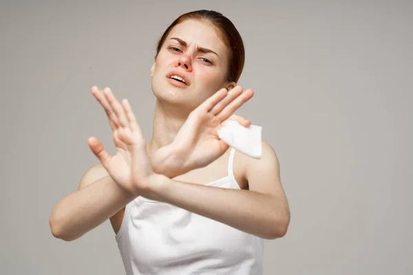 Mujer enferma pañuelo secreción nasal infección sensación de malestar — Foto de Stock