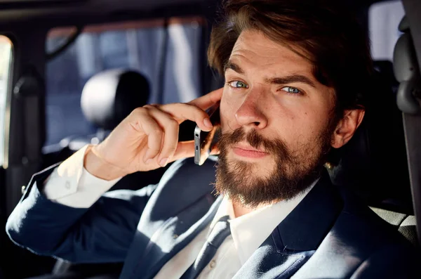 Jungfrau-Mann telefoniert während Autofahrt im Salon — Stockfoto