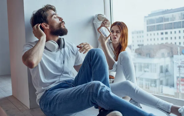 Alegre joven pareja sentado cerca de la ventana tecnología comunicación interior — Foto de Stock