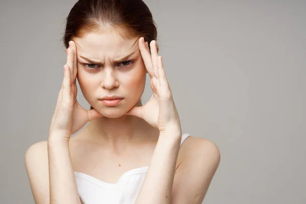 Zaklatott nő megható arc kezével kozmetológia tiszta bőr ingerlékenység — Stock Fotó