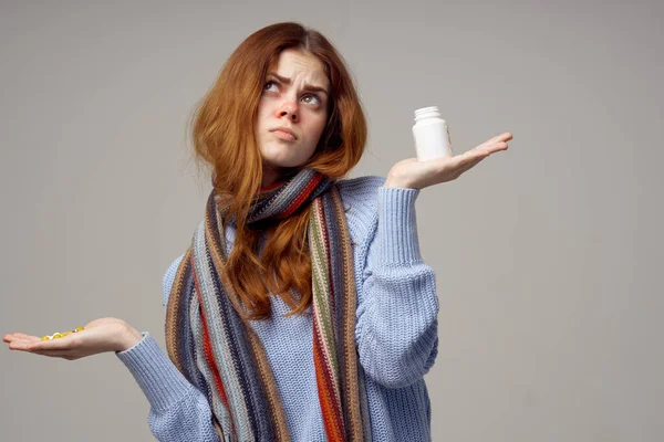 Wanita dengan guci putih dalam pil tangan vitamin masalah kesehatan hidung berair — Stok Foto