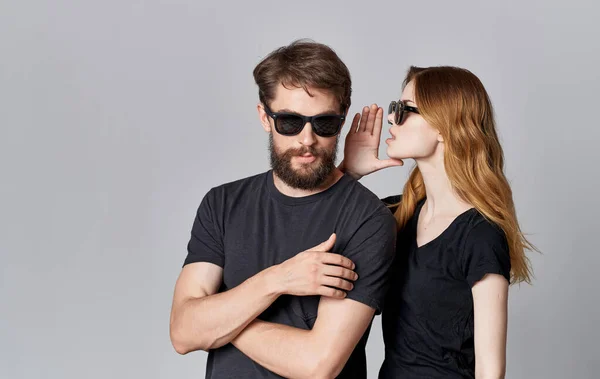 Mladý módní pár nošení sluneční brýle chatování objetí romantika studio izolované pozadí — Stock fotografie