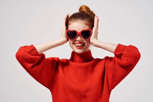 Güneş gözlüklü kadın yakın plan model portresi üzerinde — Stok fotoğraf