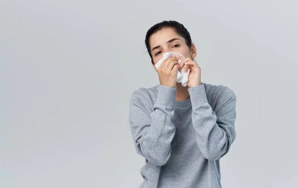 Runny μύτη γυναίκα με προβλήματα υγείας χαρτοπετσέτα περικοπή προβολής — Φωτογραφία Αρχείου