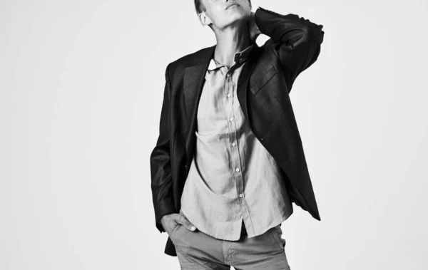 Portret van sexy man in knoop jas en shirt business finance model — Stockfoto