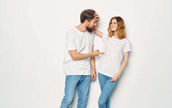 Paar verliebt Mann und Frau Licht Hintergrund Spaß Emotionen die gleichen Kleider — Stockfoto