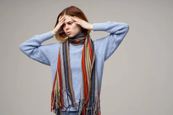 Frau berührt ihren Kopf mit den Händen Gesundheitsprobleme warme Kleidung Kopfschmerzen — Stockfoto