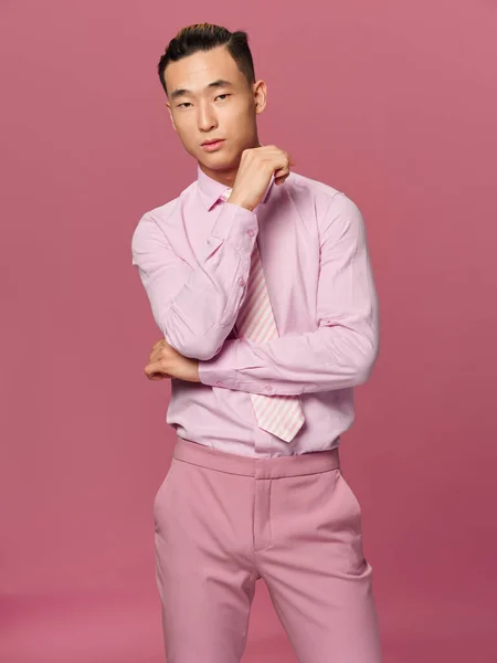 Homem asiático aparência rosa camisa calças elegante estilo isolado fundo — Fotografia de Stock