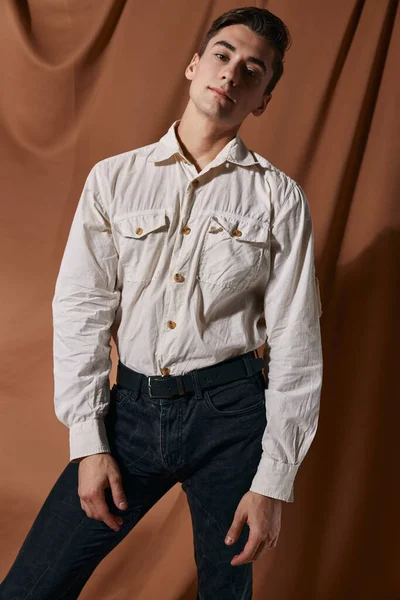 Hombre de camisa blanca posando en ropa casual de tela marrón — Foto de Stock