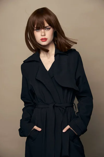 Luxurious model dark coat bright makeup smiling indoors — Stock Photo, Image