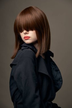 Yakından güzel bir kadın Avrupalı görünüşü şık giysiler