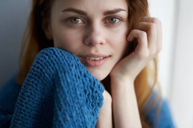 Güzel, güzel, mavi kadın. Ekoseli. Yakın çekim penceresi.