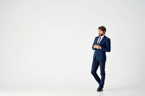 Homem de negócios confiante em um terno clássico em um fundo leve Copiar espaço — Fotografia de Stock