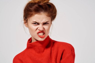 Kırmızı süveter giyen enerjik bir kadın. Eğlenceli asabiyet modeli.