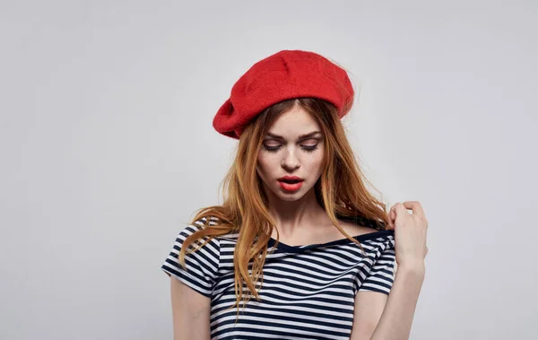 Mujer feliz en boina con brillantes pendientes de maquillaje modelo camiseta —  Fotos de Stock