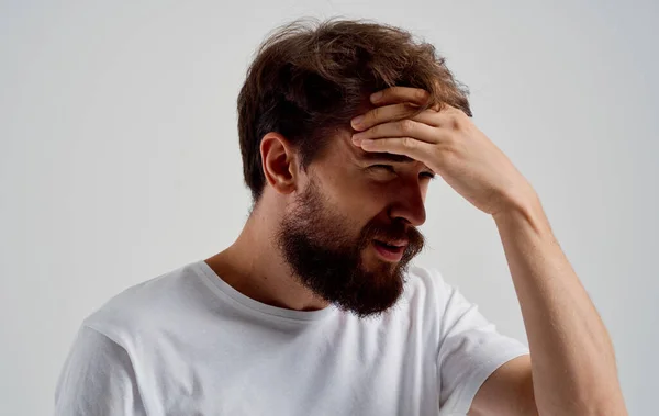 Uomo barbuto tenendo la testa scontento disturbo di salute problema — Foto Stock