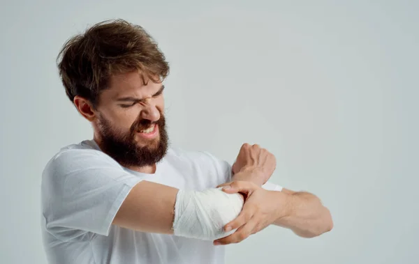 Бородатый мужчина раненый пациент госпитализации перевязки рук — стоковое фото